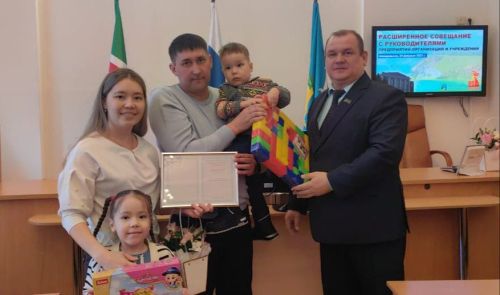 Две семьи из Камского Устья получили сертификаты на улучшение жилищных условий