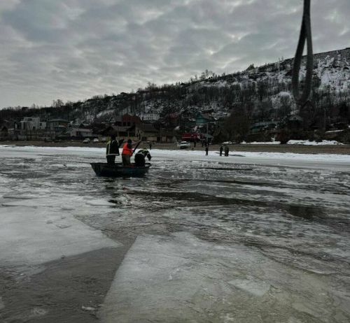 В соседнем районе пожилая женщина провалилась под лед