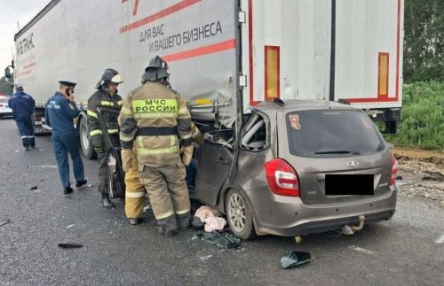 Тело водителя легковушки зажало в салоне после ДТП с грузовиком в Татарстане