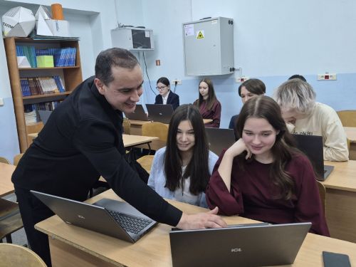 В Камскоустьинской школе продолжается обучение по федеральному проекту «Код будущего»