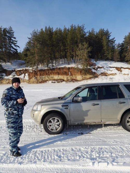 На Волге у Камского Устья автомобилист нарушил правила выезда на лед