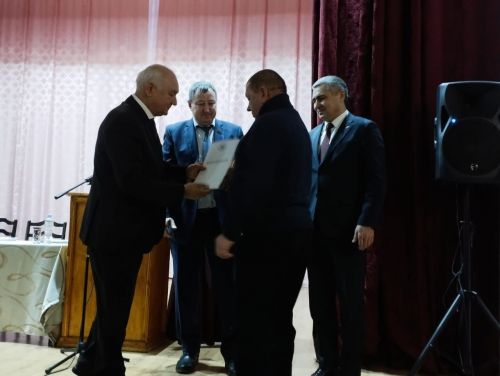 В Теньках на собрании граждан наградили самых активных