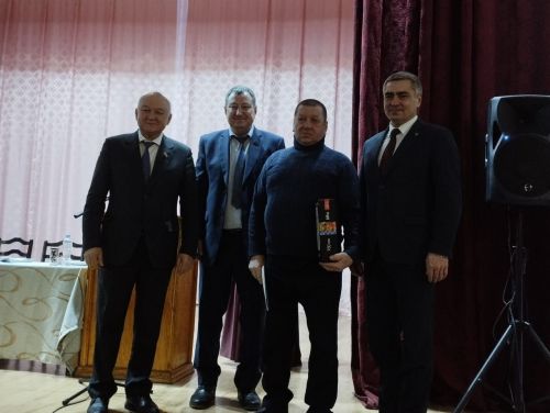 В Теньках на собрании граждан наградили самых активных