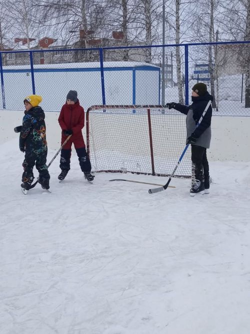 Несмотря на мороз на центральном катке в Камском Устье было жарко