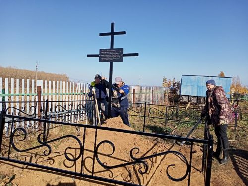 На захоронении в Камском Устье установили крест