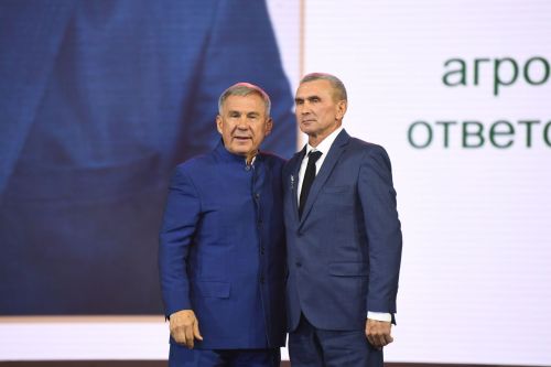 Минниханов вручил награду камскоустьинскому агроному