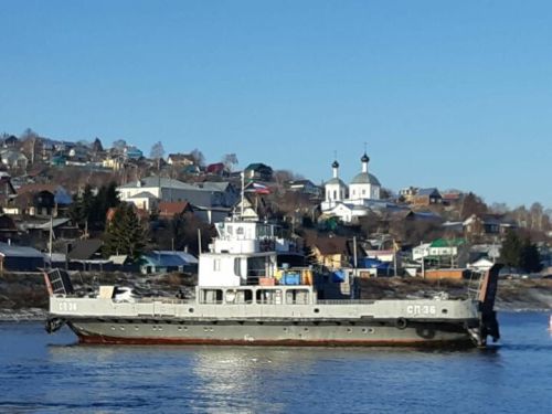 Паром с людьми застрял на Волге