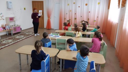 Детей порадовали сказками