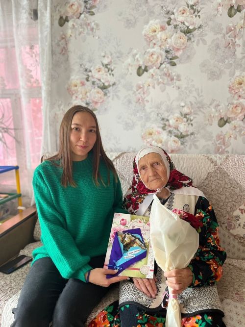 Соцработники вместе со школьниками поздравляют пожилых