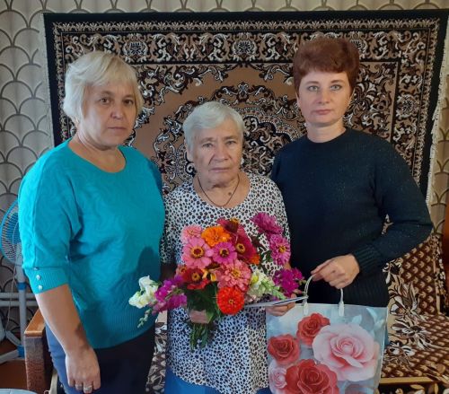 Соцработники вместе со школьниками поздравляют пожилых