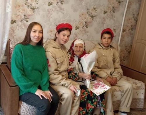 Соцработники вместе со школьниками поздравляют пожилых