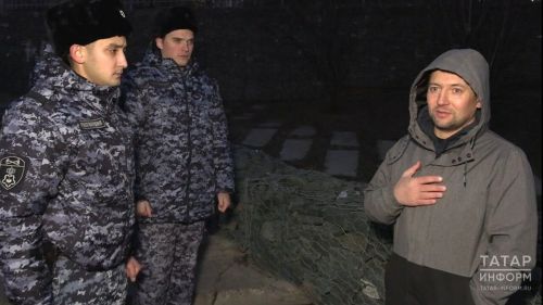 Полицейские и росгвардейцы спасли провалившихся под лед женщину с маленькими детьми