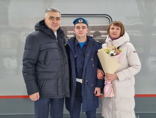 Глава района встретил младшего сына из армии