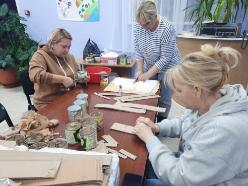 Камскоустинцы своими руками делают окопные свечи