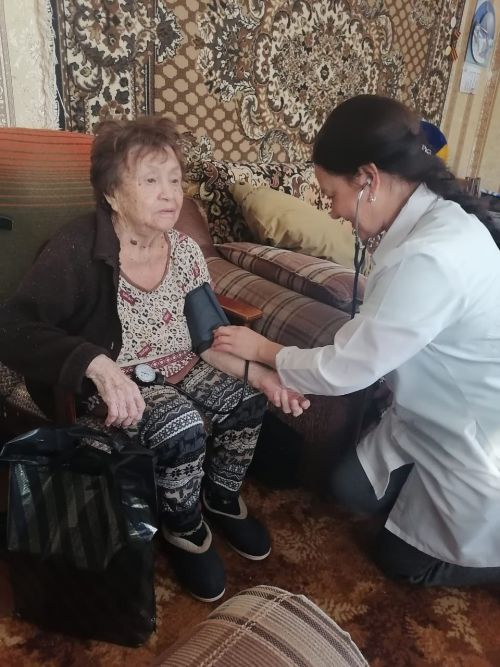 Врачи посещают своих подопечных на дому