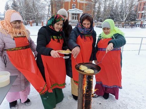 Оригинальный способ печь блины на улице показали камскоустьинцы
