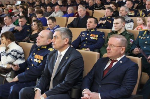 Камскоустьинцы поздравили с праздником подшефную воинскую часть