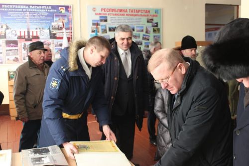 Камскоустьинцы поздравили с праздником подшефную воинскую часть