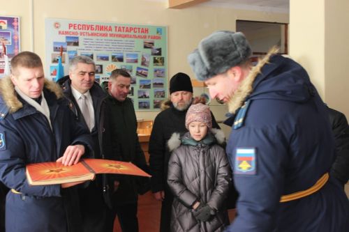 Камскоустьинцы поздравили с праздником подшефную воинскую часть