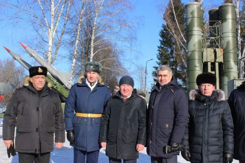 Камскоустьинцы поздравили с праздником подшефную воинскую часть