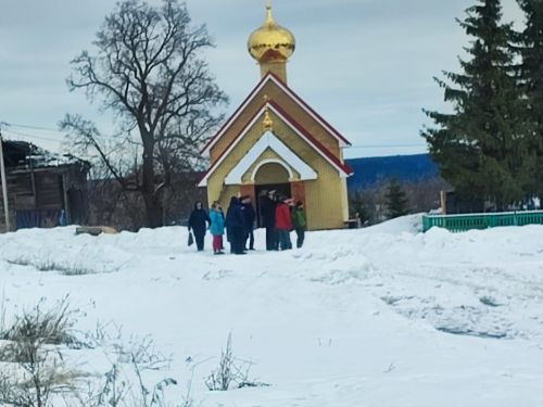 Как разместить клуб, обелиск и церковь на одной улице