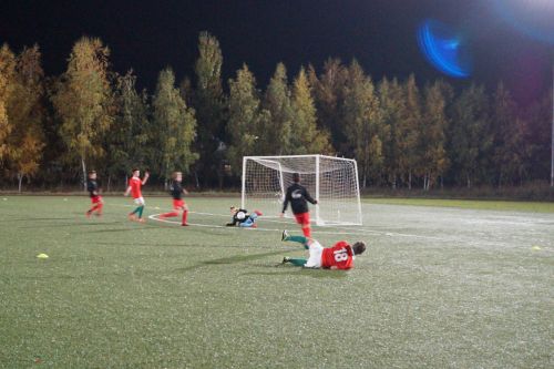 Футбольные ворота рухнули на мальчика