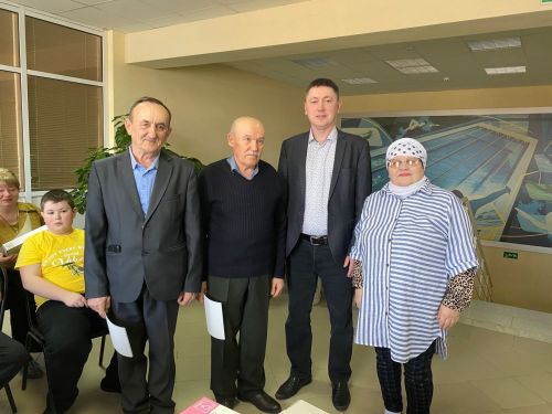 Ветераны и молодежь Камского Устья стали соперниками