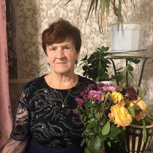 Навстречу ветру идет по жизни эта хрупкая женщина