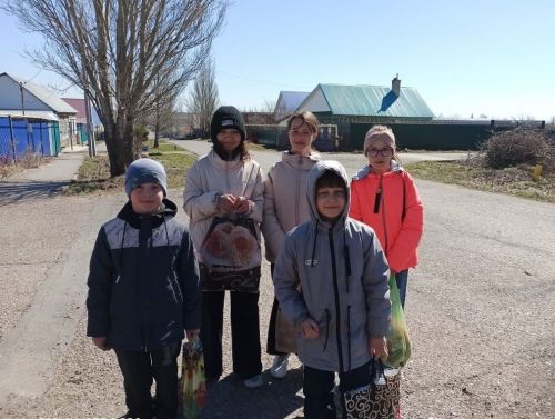 Дети с самого утра ходят христосываться