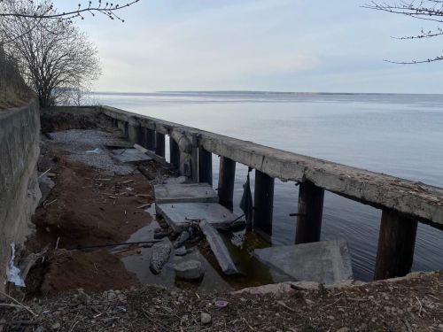 Пристань в Камском Устье разрушается