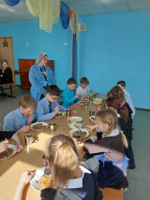 Контроль горячего питания провели родители в школьной столовой