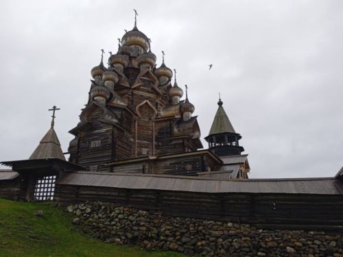 Кижи: символ мастерства и таланта зодчих русского Севера.