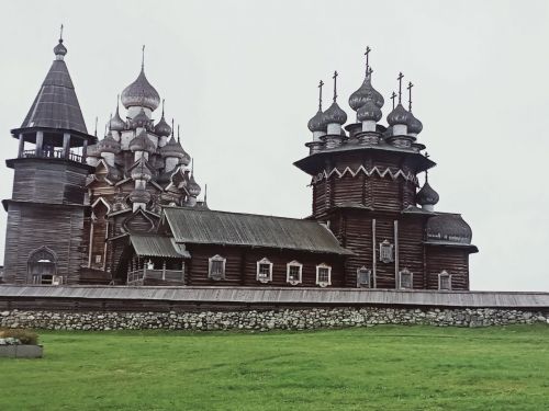 Кижи: символ мастерства и таланта зодчих русского Севера.