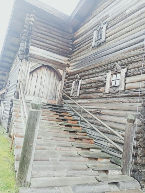 Кижи: символ мастерства и таланта зодчих русского Севера.
