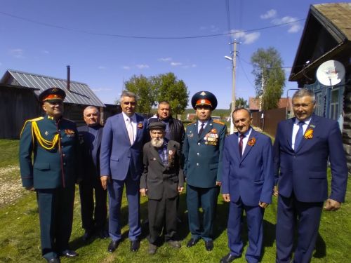 В Камско-Устьинском районе прошла акция «Парад у дома ветерана»