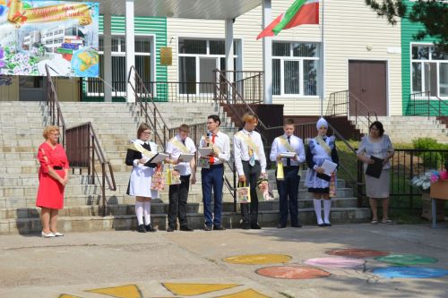 Сегодня во всех школах прозвенели Последние звонки