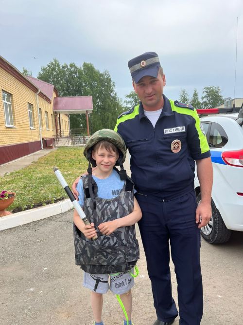 Дети познакомились с патрульным автомобилем ГИБДД