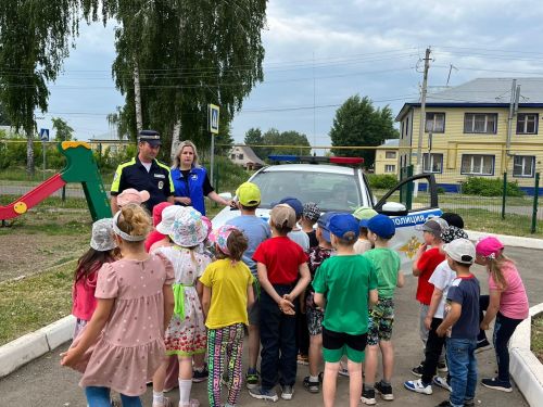 Дети познакомились с патрульным автомобилем ГИБДД