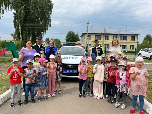 Дети познакомились с патрульным автомобилем ГИБДД