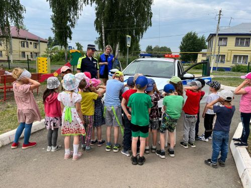 Дети познакомились с патрульным автомобилем ГИБДД