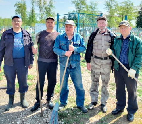 Прошел субботник по уборке могил ветеранов войны