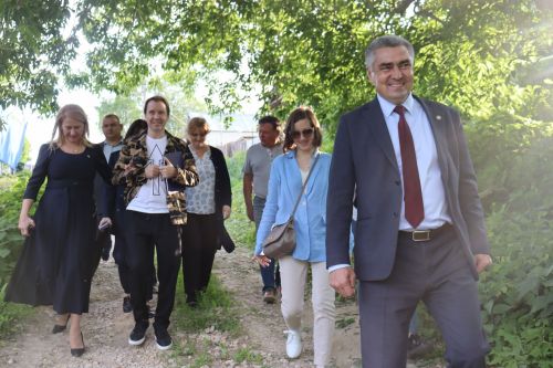 Инсталяция, спектакль-прогулка и народный артист России