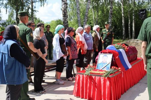 Жил светло и погиб, как герой