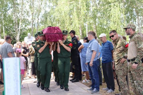 Жил светло и погиб, как герой
