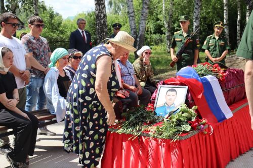 Жил светло и погиб, как герой
