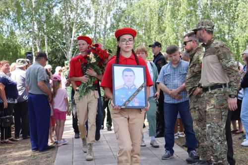 Жил светло и погиб, как герой