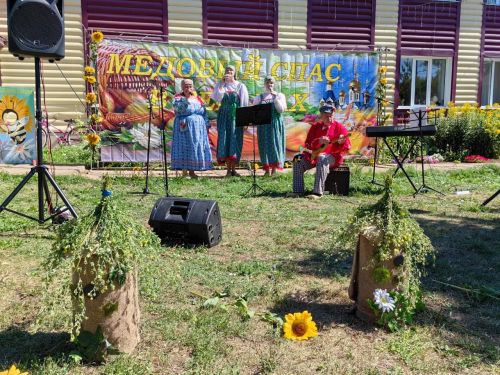 В Теньках отметили праздник «Медовый спас»