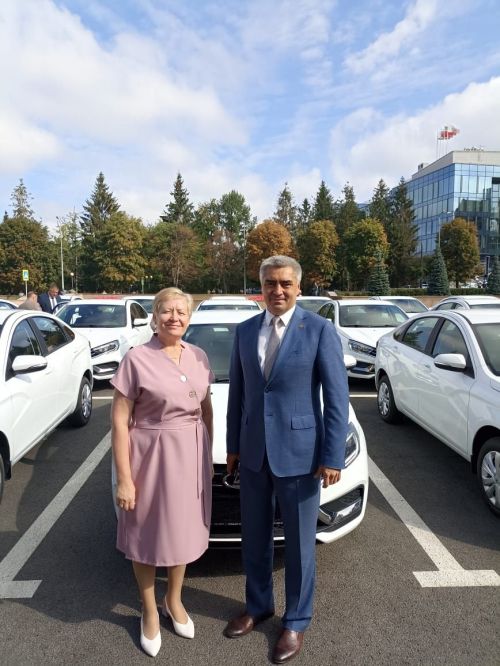 Рустам Минниханов подарил новый автомобиль Камско-Устьинскому району