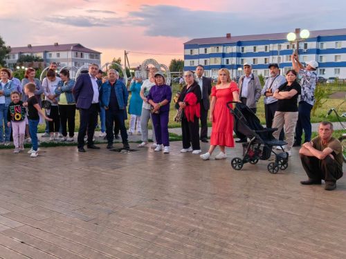 Вчера в парке три часа пели апастовские артисты