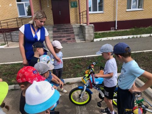 Маленьким участникам дорожного движения специалисты рассказали о ПДД